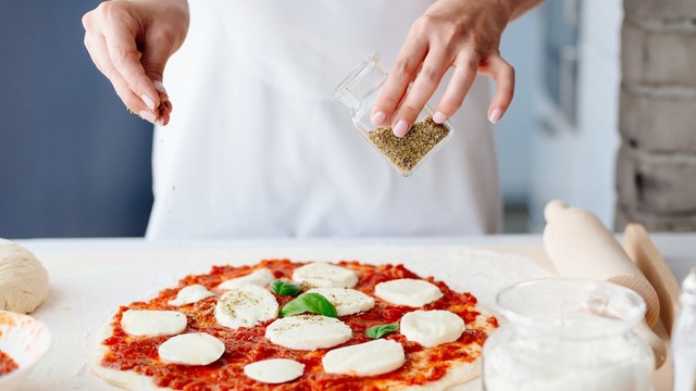 3 Farklı Tarifle: Pizzacıların İçeriğini Sır Gibi Sakladığı Nefis Pizza Baharatı Nasıl Yapılır?