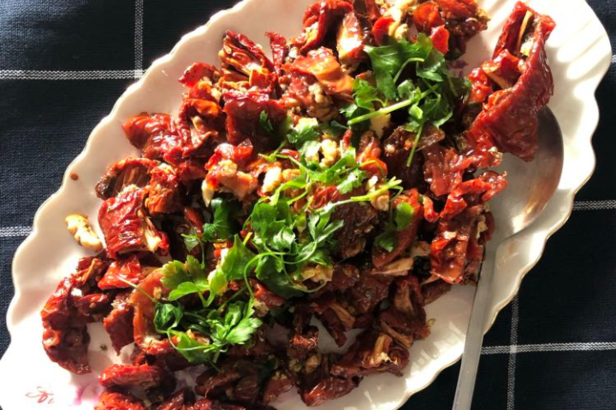 Enfes Buluşma: Kuru Domates Salatası