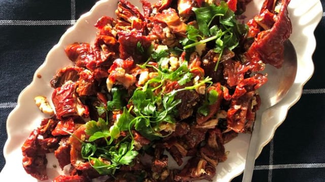 Enfes Buluşma: Kuru Domates Salatası