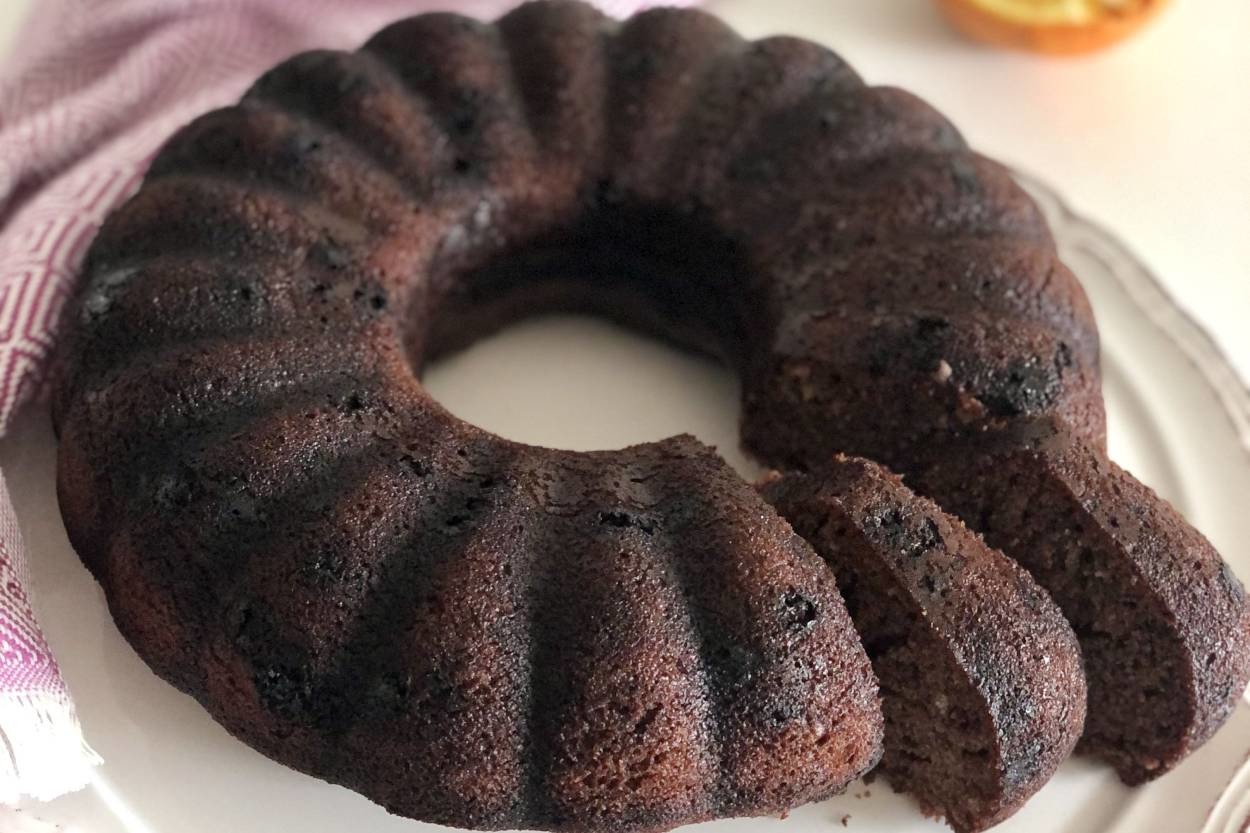 Çikolata Parçacıklarıyla: Kakaolu Portakallı Kek