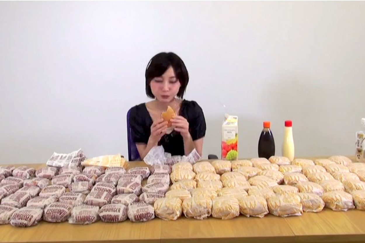 Bir Oturuşta 100 Hamburger Yiyen 40 Kiloluk Japon Kız