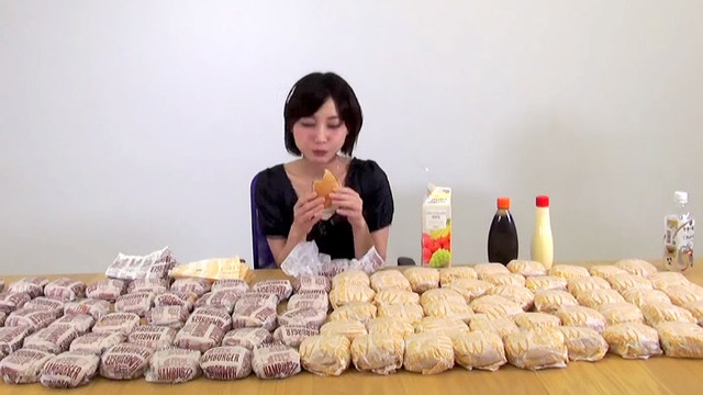 Bir Oturuşta 100 Hamburger Yiyen 40 Kiloluk Japon Kız