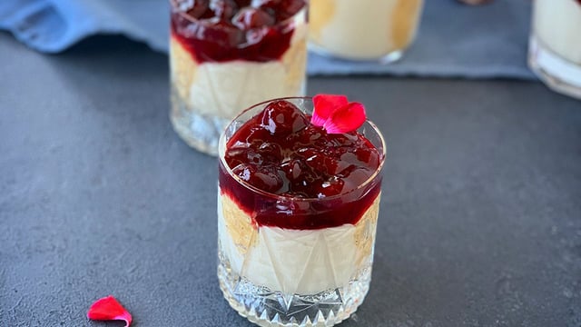 Tam Bir Yaz Tatlısı: Vişne Soslu Kedidilli Muhallebi