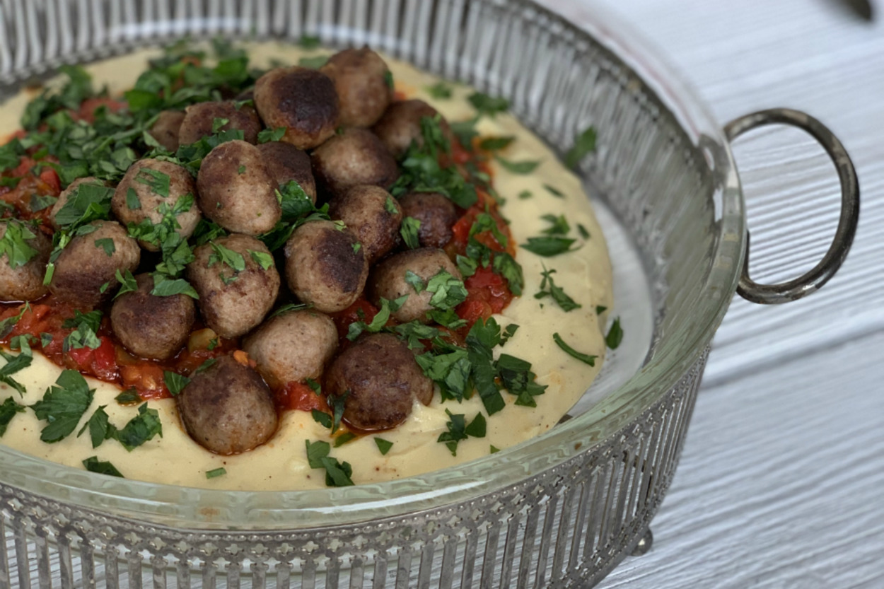 Patates Püresi Yatağında: Domates Biber Soslu Köfte