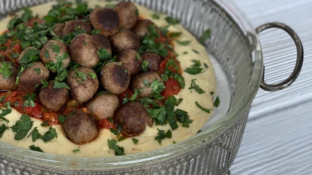 Patates Püresi Yatağında: Domates Biber Soslu Köfte