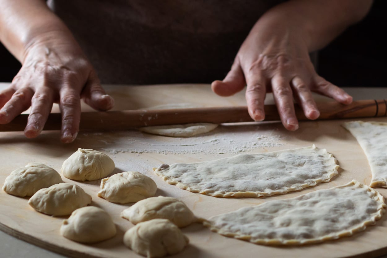 Hemen Pişirilmeye Hazır: Buzluk İçin Çi (Çiğ) Börek Nasıl Yapılır?