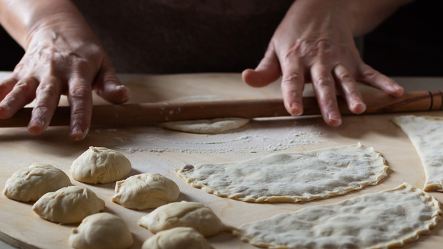 Hemen Pişirilmeye Hazır: Buzluk İçin Çi (Çiğ) Börek Nasıl Yapılır?