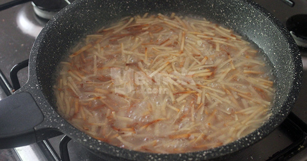 yogurtlu-eriste-salatasi-asama-2