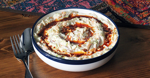 yogurtlu-eriste-salatasi-asama-8