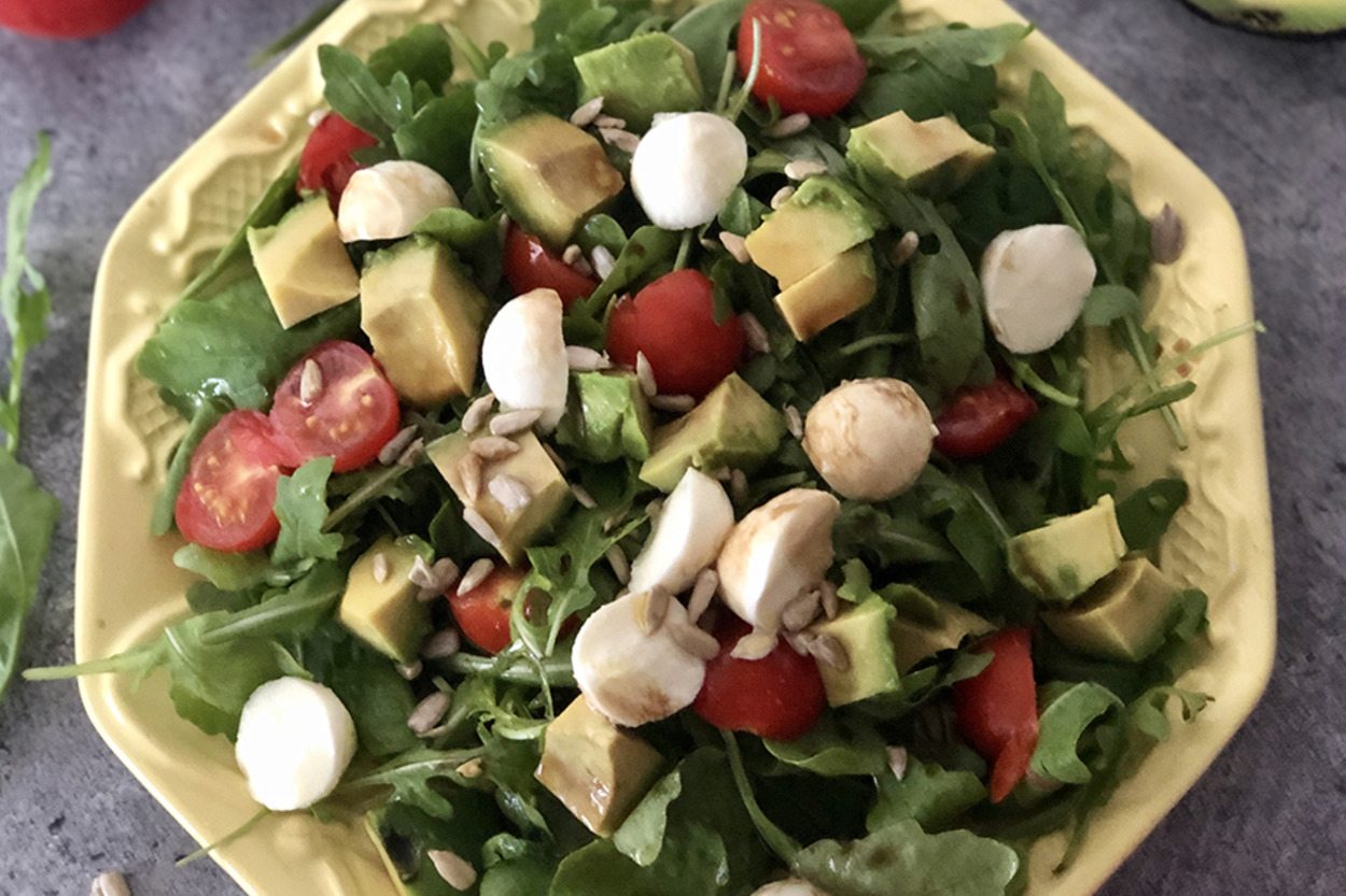 Yaz Günleri Renklenecek: Avokadolu Roka Salatası