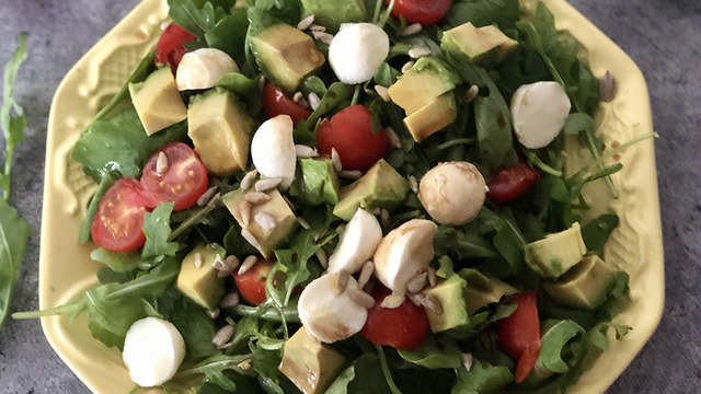 Yaz Günleri Renklenecek: Avokadolu Roka Salatası