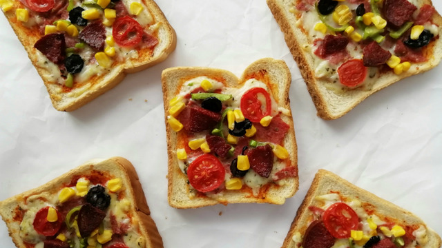 Zamanı Olmayanlara: Kolay Ekmek Pizza