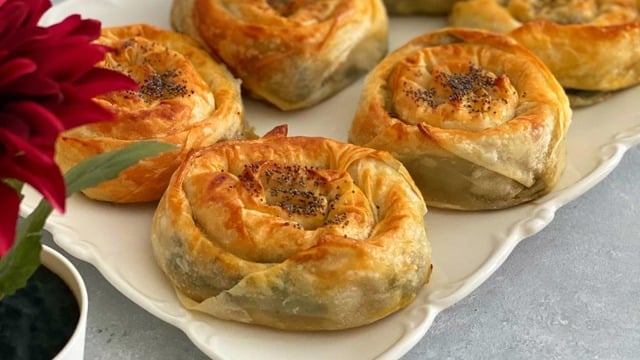 Enfes Aromasıyla: Ispanaklı Gül Böreği