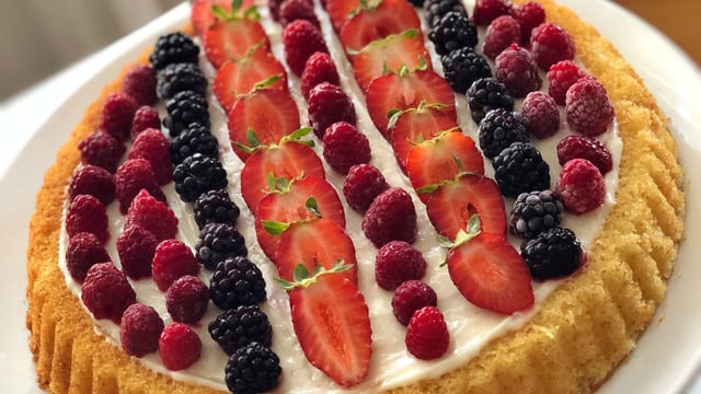 Hafif ve Şık: Meyveli Tart Kek