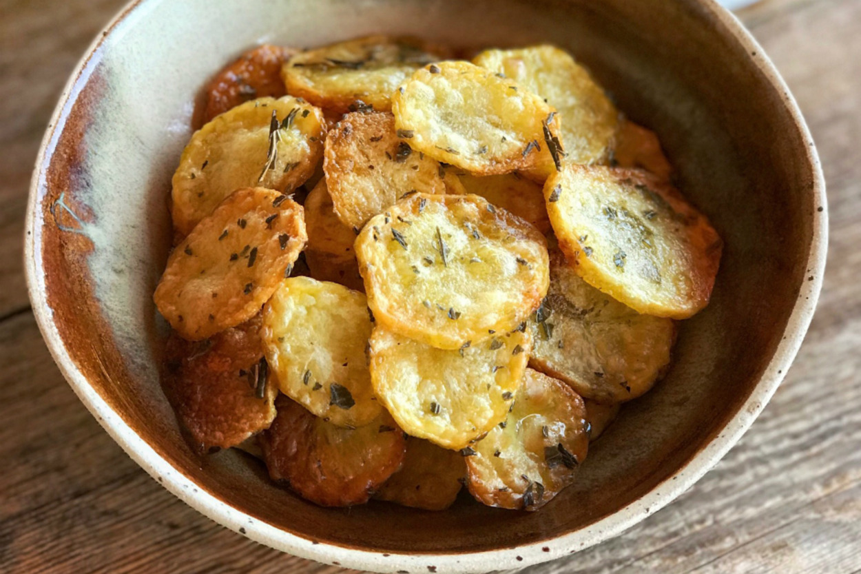 Fırından Kokular Yükselir: Zeytinyağlı Kekikli Patates Cipsi