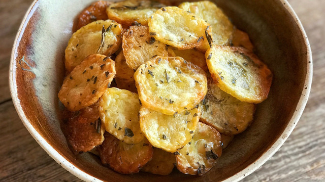 Fırından Kokular Yükselir: Zeytinyağlı Kekikli Patates Cipsi
