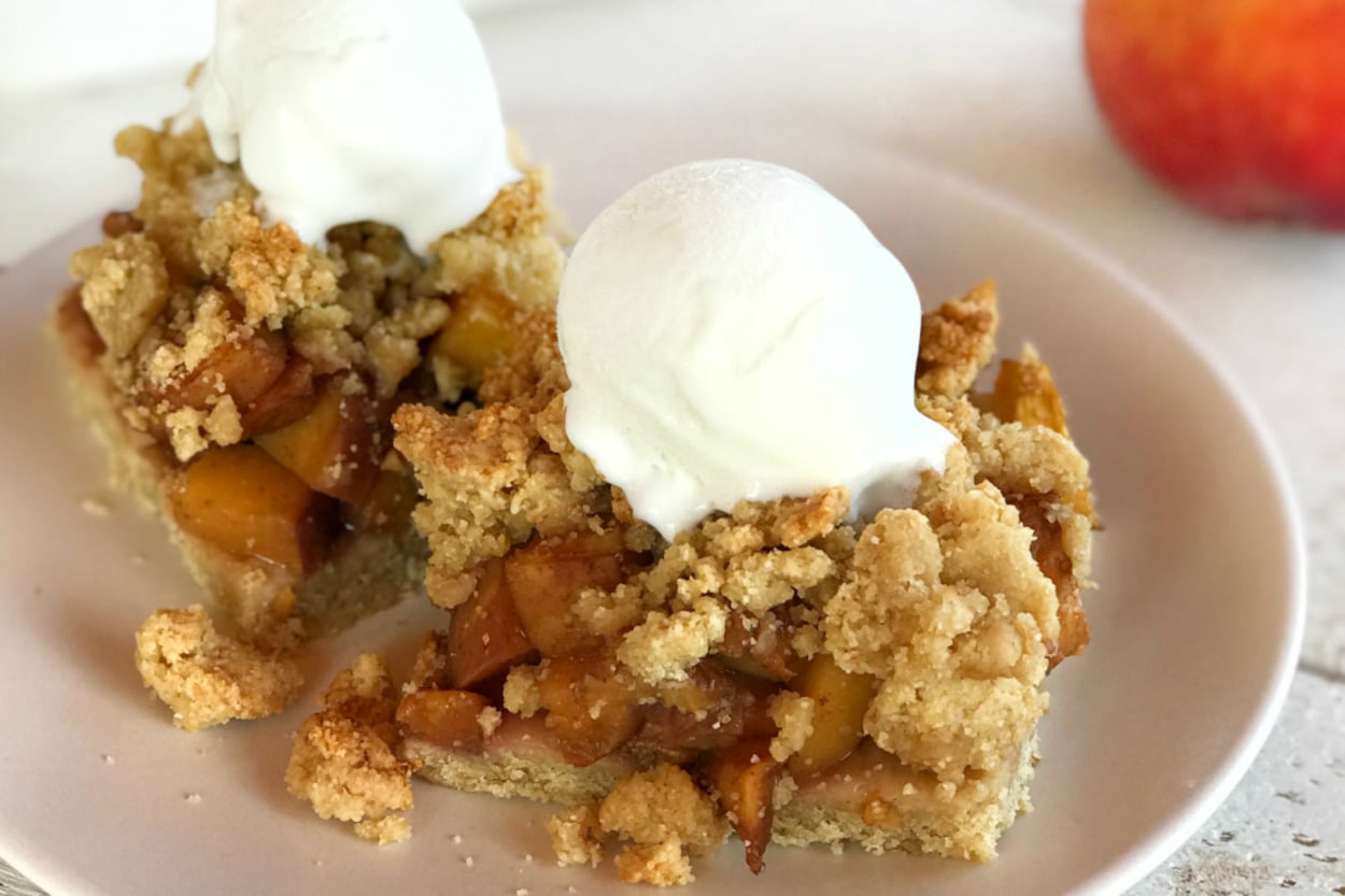 Yaz Aylarının Yeni Lezzeti: Şeftalili Crumble