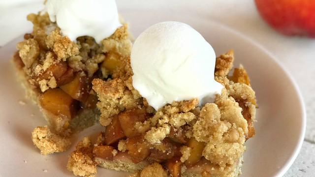 Yaz Aylarının Yeni Lezzeti: Şeftalili Crumble
