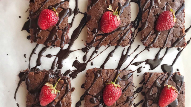 Parmaklarını Yersin: Çilekli Fit Brownie