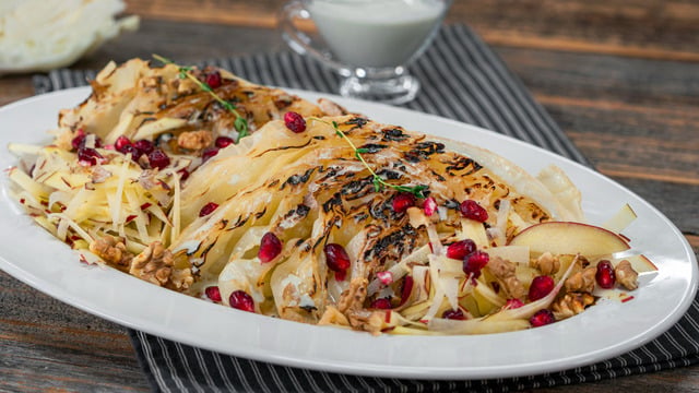 Rokfor Sosuyla: Izgara Lahana Salatası