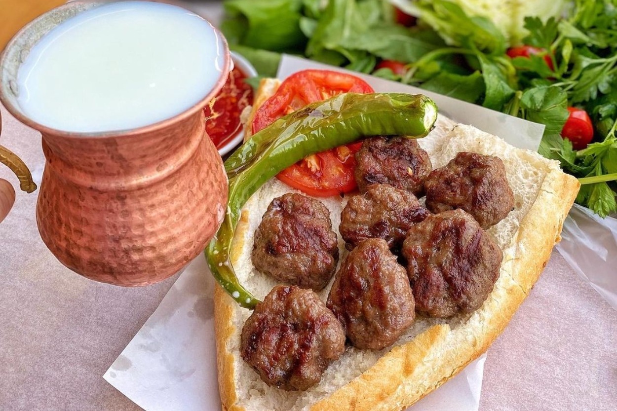 Kokusuyla İştahınızı Katlayacak Mis Gibi Köftelerin Anadolu Yakası'ndaki En İyi 10 Adresi