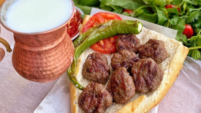 Kokusuyla İştahınızı Katlayacak Mis Gibi Köftelerin Anadolu Yakası'ndaki En İyi 10 Adresi