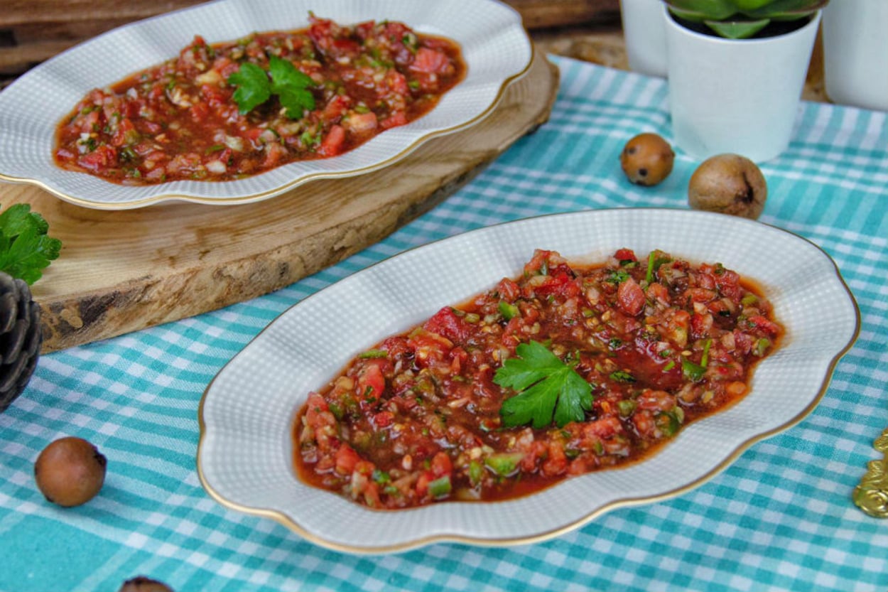 Lokantalardakini Aratmaz: Ezme Salata
