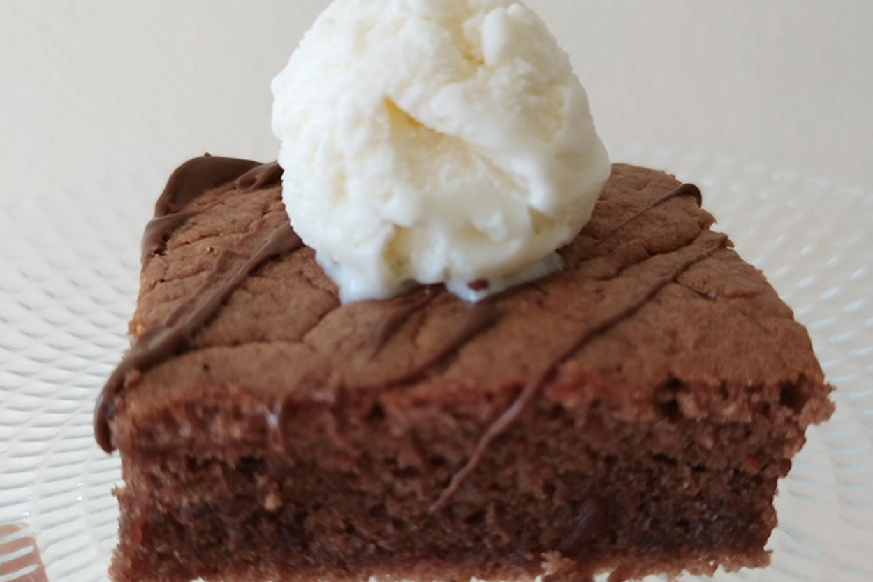 Brownie Tadında: Cevizli ve Kakaolu Kek