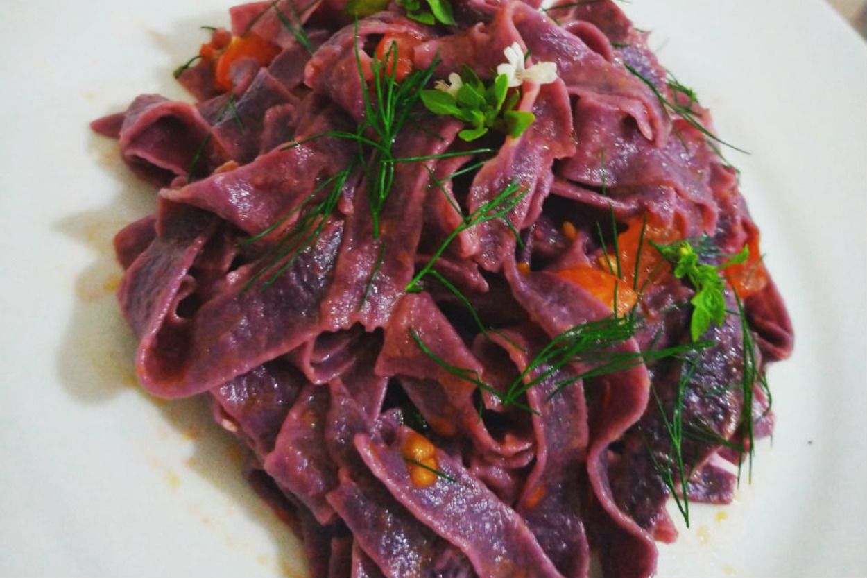 Makarnada Devrim Yapmak İsteyenlere: Ev Yapımı Mor Fettuccine