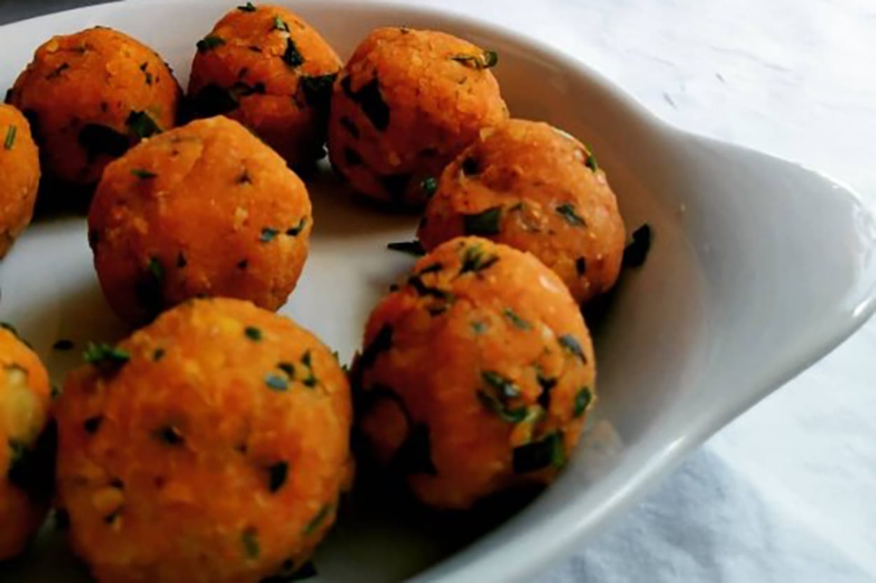 Çay Saatlerine: Kırmızı Mercimek Köftesi
