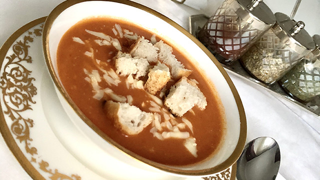 Kaşar Peyniri ve Krutonla: Klasik Domates Çorbası