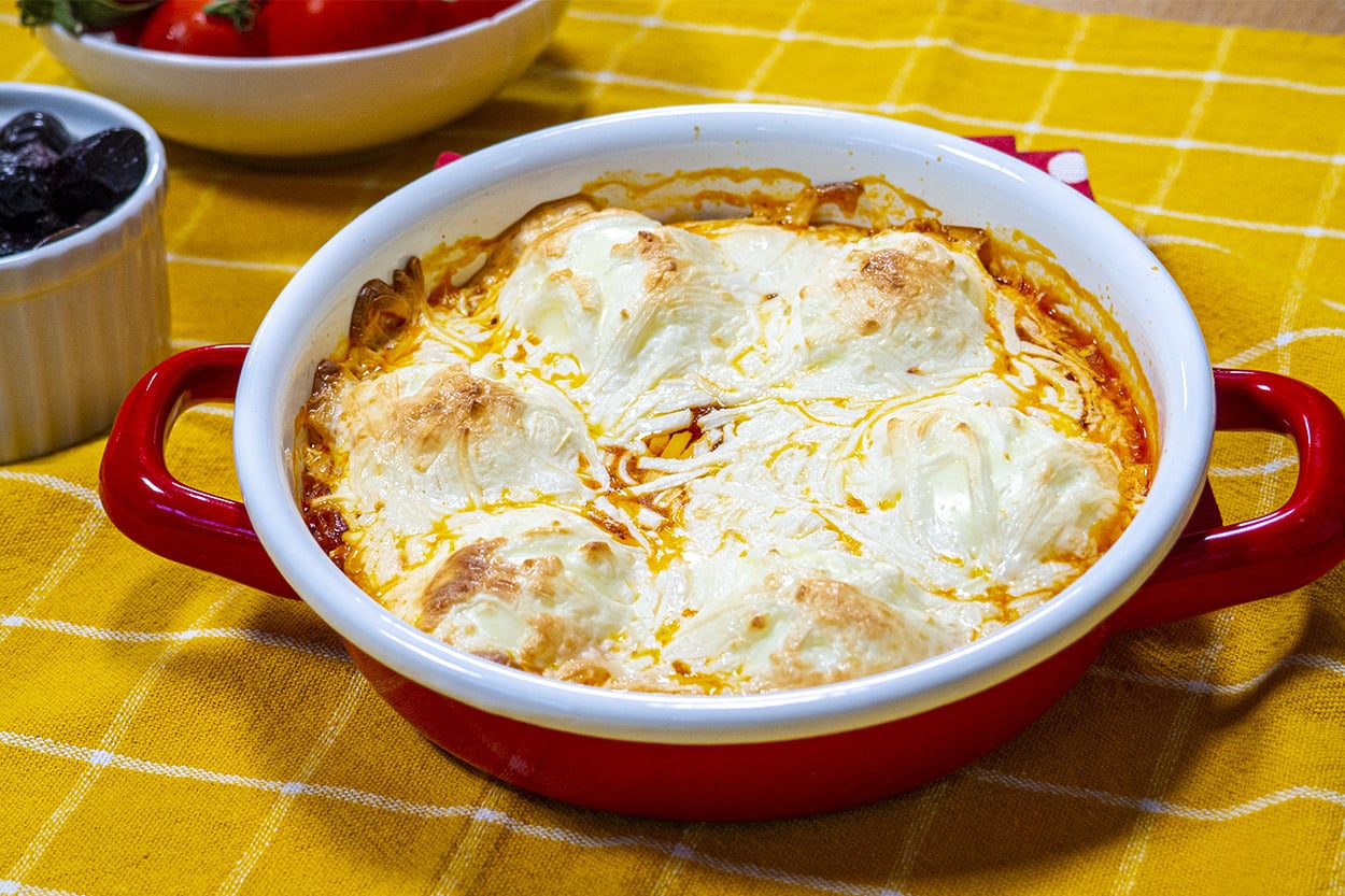 Sosuna Ekmek Banarsın: Domatesli Kaşarlı Yumurta Kapama