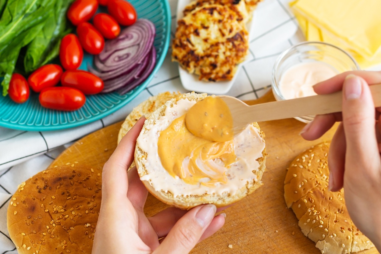 Dışarıdakiler Kadar Lezzetli Burger Hazırlamak İsteyenlere 4 Farklı Burger Sosu Tarifi