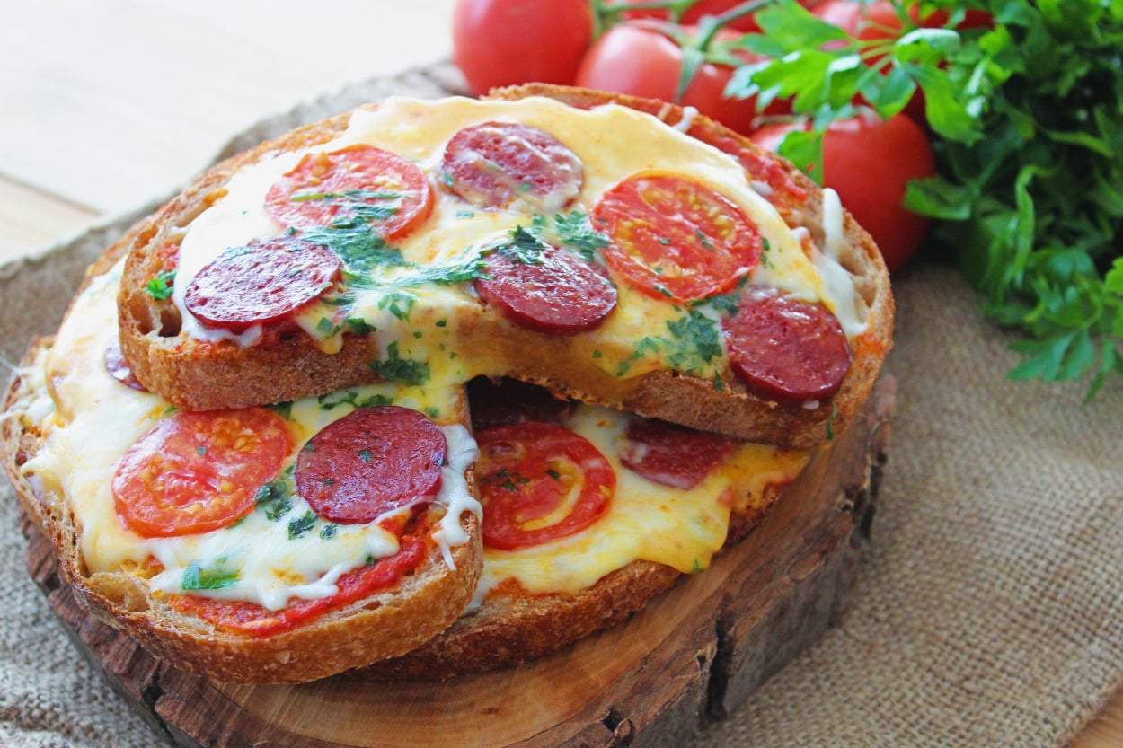 Çok İştah Açıcı: Bol Malzemeli Açık Tost