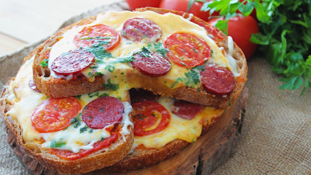 Çok İştah Açıcı: Bol Malzemeli Açık Tost