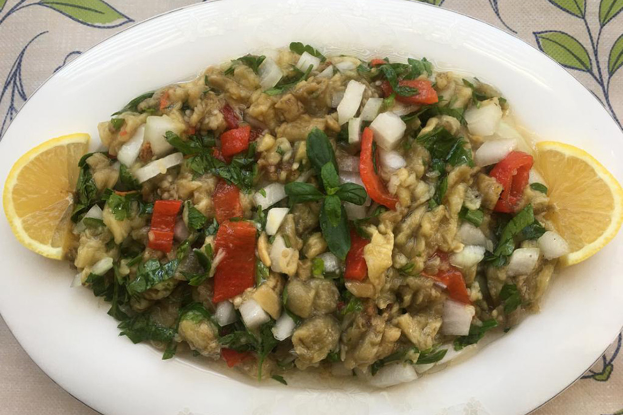 Yaz Sofralarına: Közlenmiş Patlıcan Salatası