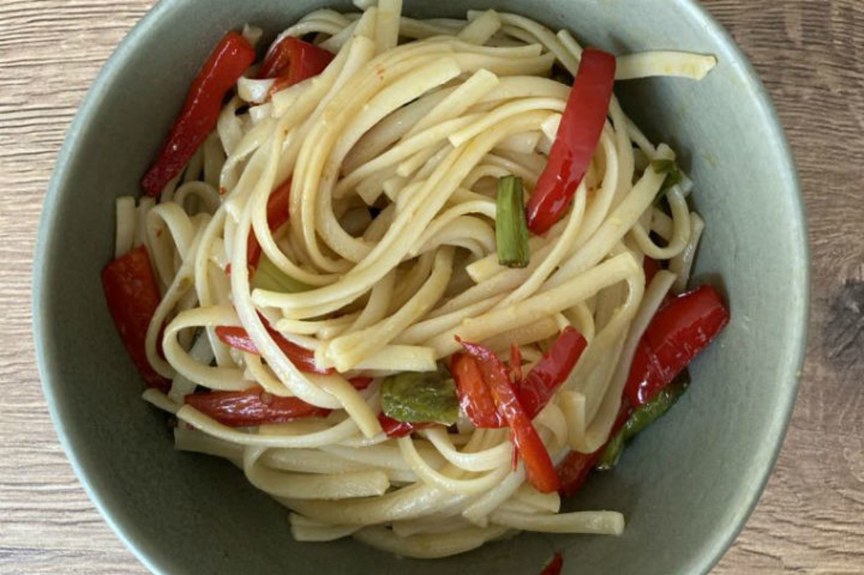 En Kolayı: Ev Usulü Sebzeli Noodle