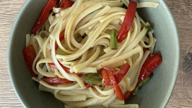 En Kolayı: Ev Usulü Sebzeli Noodle