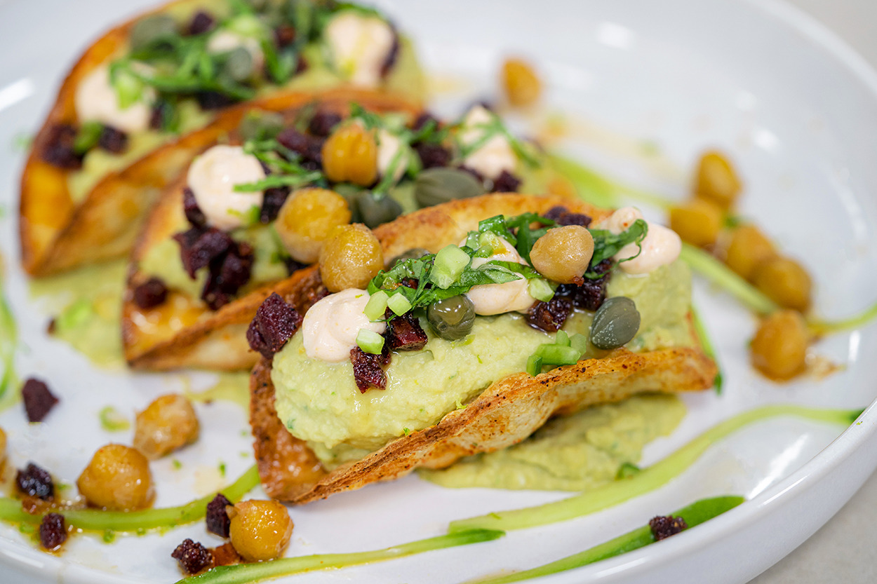 Çıtır Çıtır: Fesleğenli Sucuklu Humus Taco