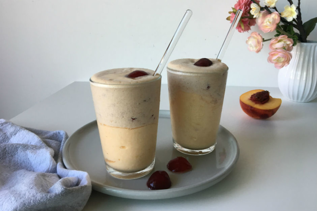 Yaz Serinliği: Şeftali ve Kirazlı Smoothie