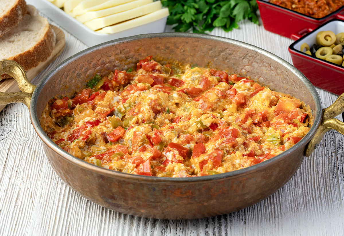 Kahvaltının Vazgeçilmezi: Soğanlı Menemen Tarifi