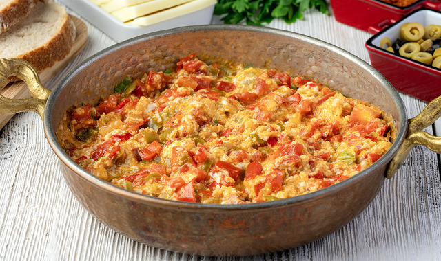 Kahvaltının Vazgeçilmezi: Soğanlı Menemen