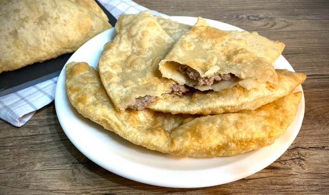 Yağ Çekmez, Tam Kıvamında Olur: Orijinal Çiğ Börek (Çibörek)