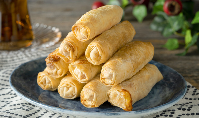 Bir Oturuşta Bitirmelik: Airfryer'da Patatesli Kaşarlı Kalem Börek