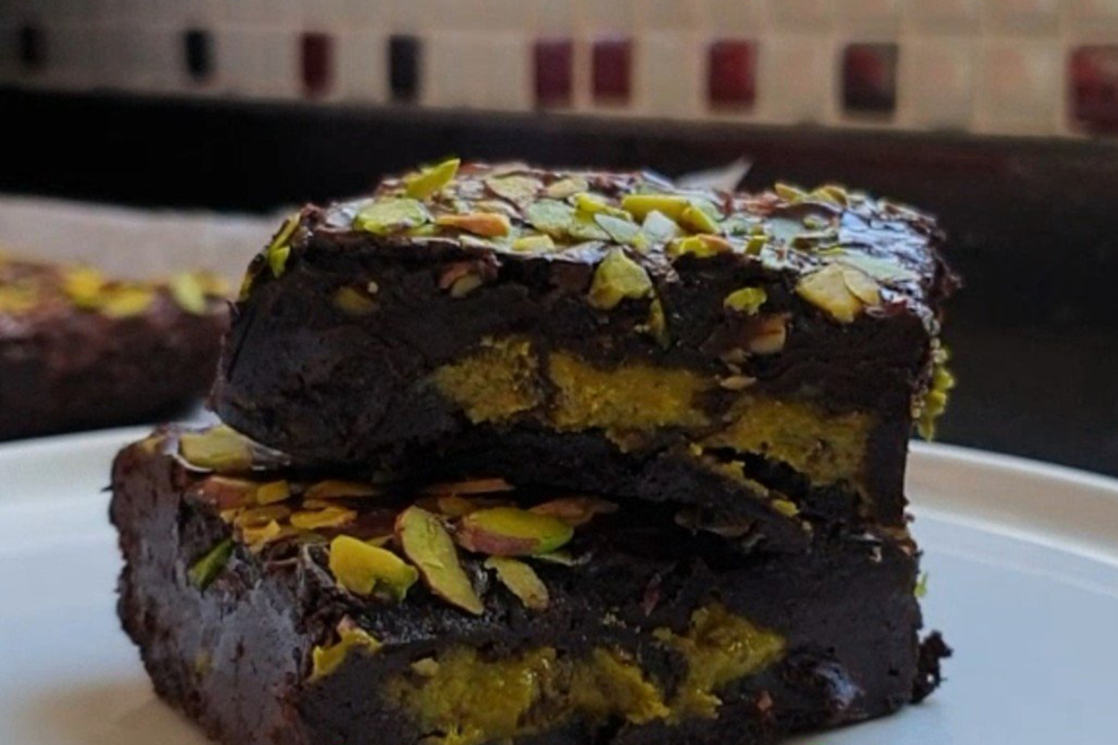 Kalori Bombası: Antep Fıstığı Ezmeli Brownie