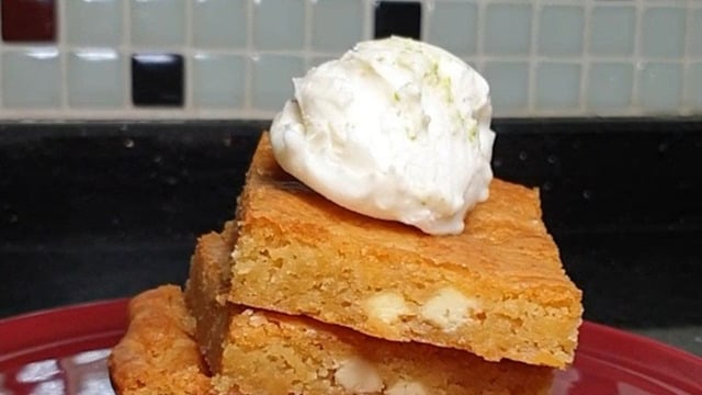 Bir Top Dondurmayla: Beyaz Çikolatalı Blondie
