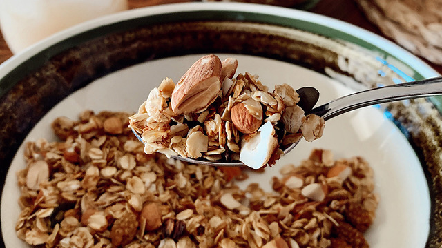 Kuru Meyveli: Glutensiz Ev Yapımı Granola