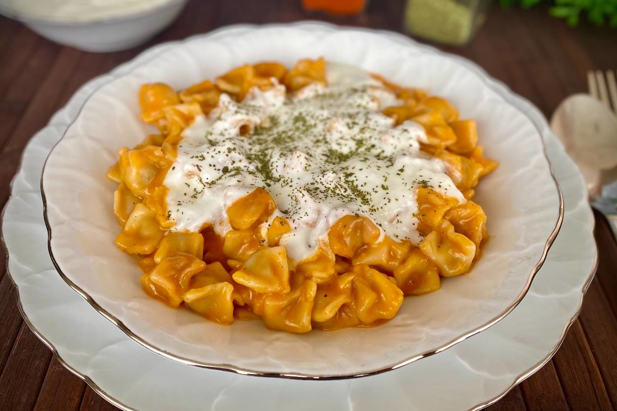 Sosunda Pişer: Salçalı Mantı