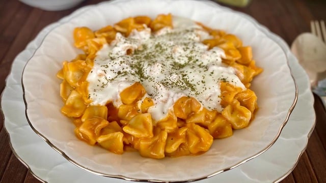 Sosunda Pişer: Salçalı Mantı