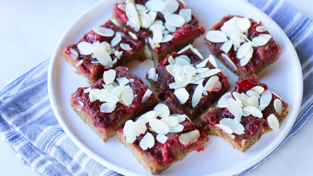 Rafine Şekersiz ve Glutensiz: Çilekli Blondie
